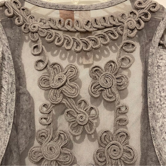 Eyeshadow Gray Cardigan Sleeveless Womens Size Medium Crotchet Flowers Layering - Picture 6 of 8